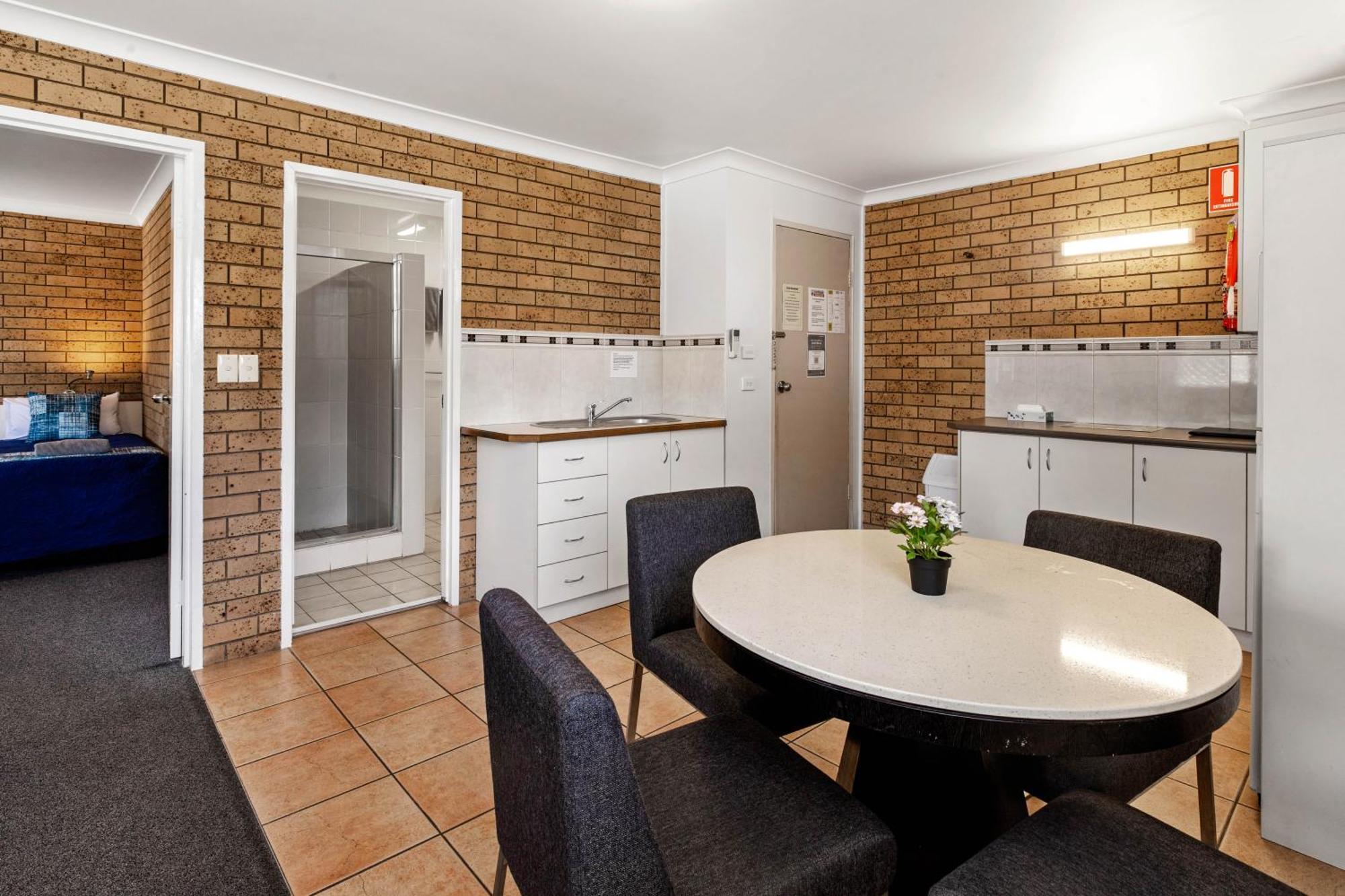 Leichhardt Motor Inn Тувумба Экстерьер фото