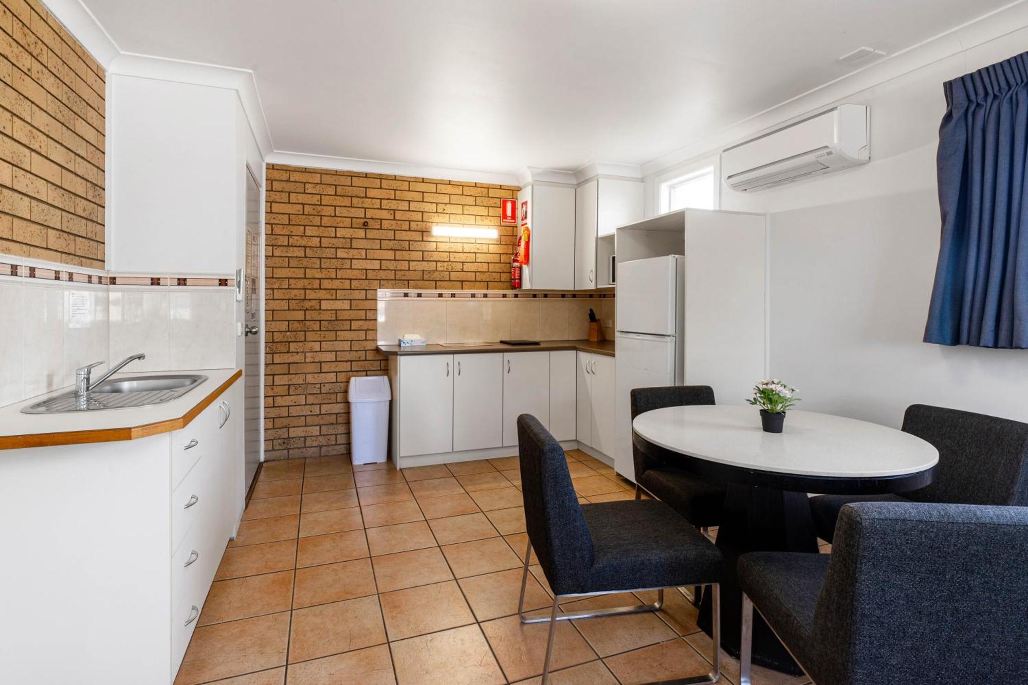 Leichhardt Motor Inn Тувумба Экстерьер фото
