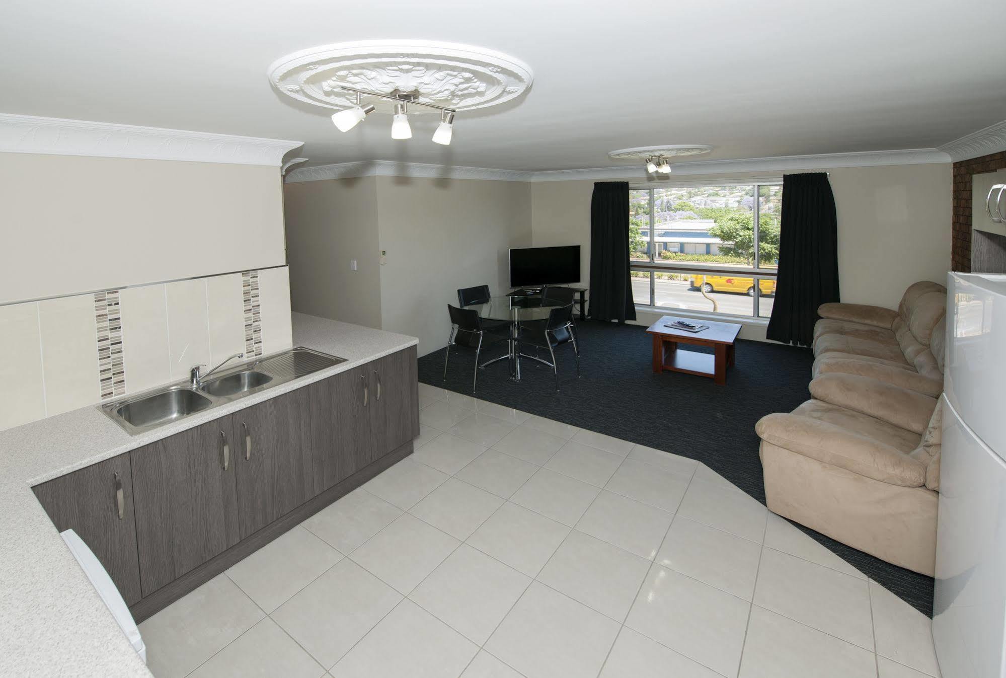 Leichhardt Motor Inn Тувумба Экстерьер фото